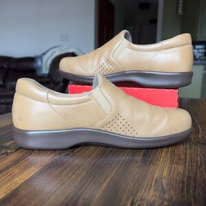 SAS Easier Slip-On Loafer Tan Leather Tripad Comfort Women's Size 7M Barely Worn